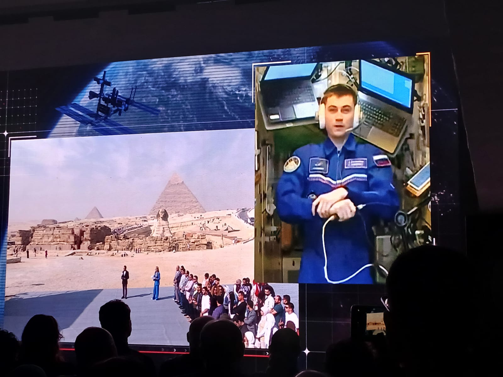 رائد فضاء فى الأهرامات