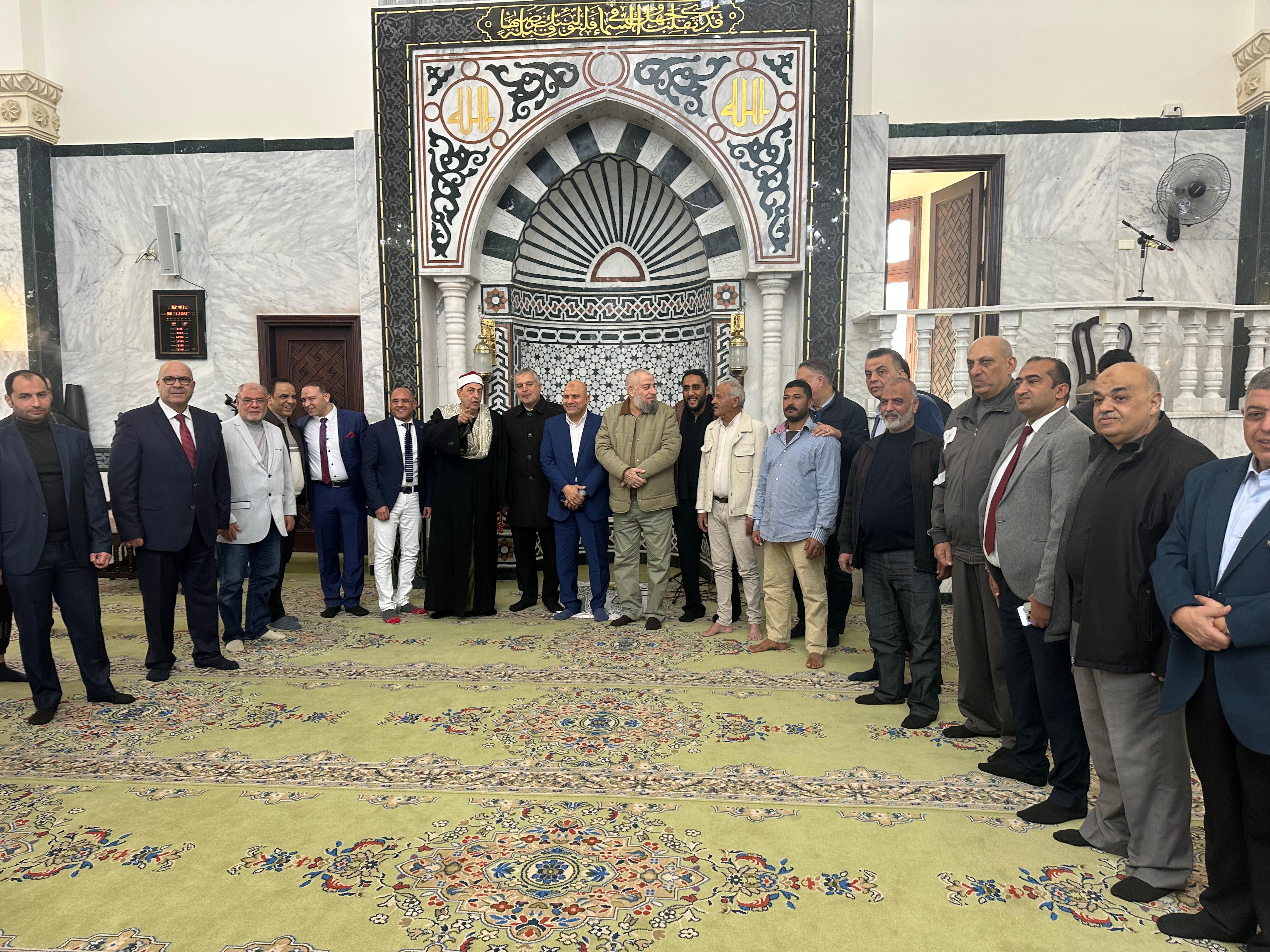 الشيخ احمد بالمسجد