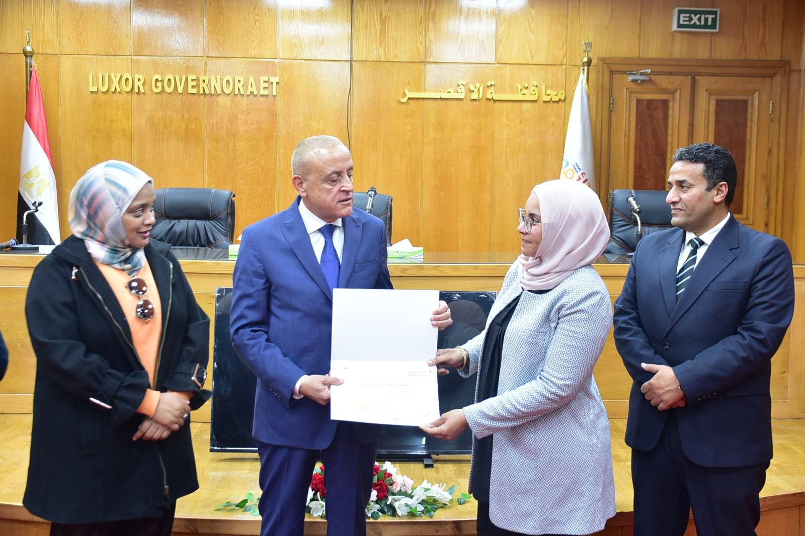 محافظ الأقصر يشارك توزيع شهادات برنامج الإدارة الرقمية المستدامة للمشروعات