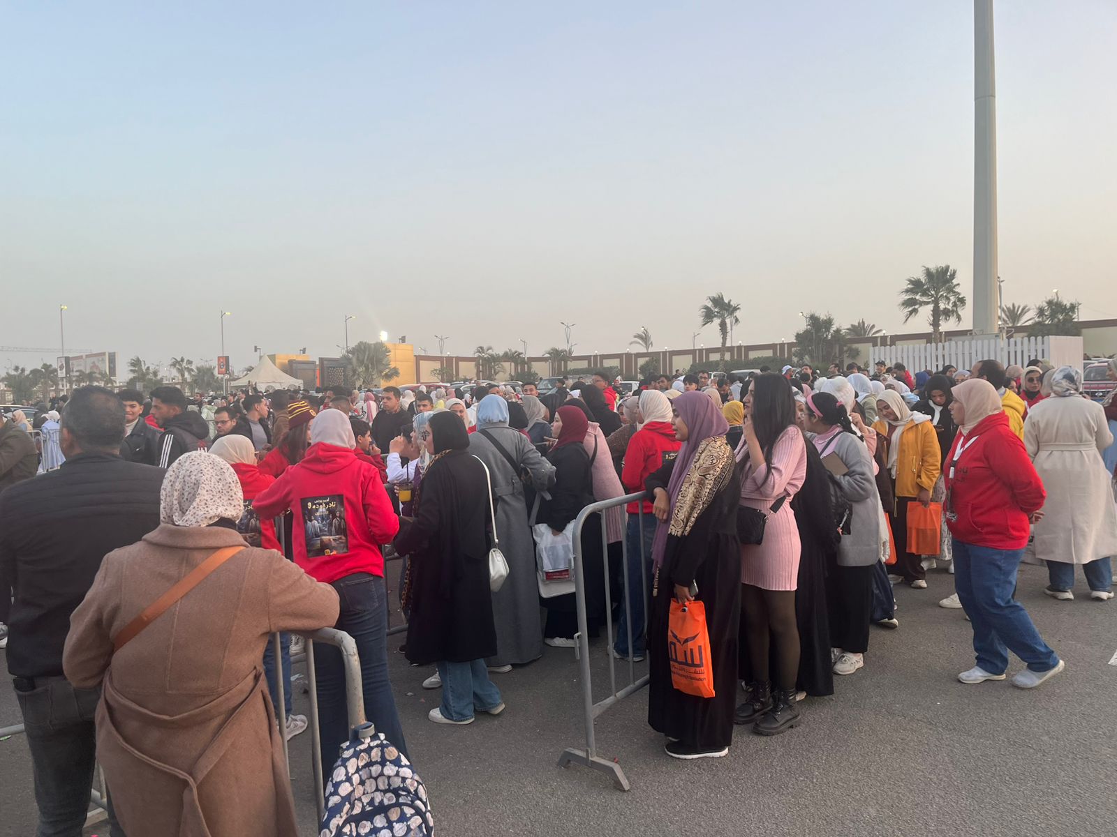 طوابير حفل توقيع نادر فودة 9