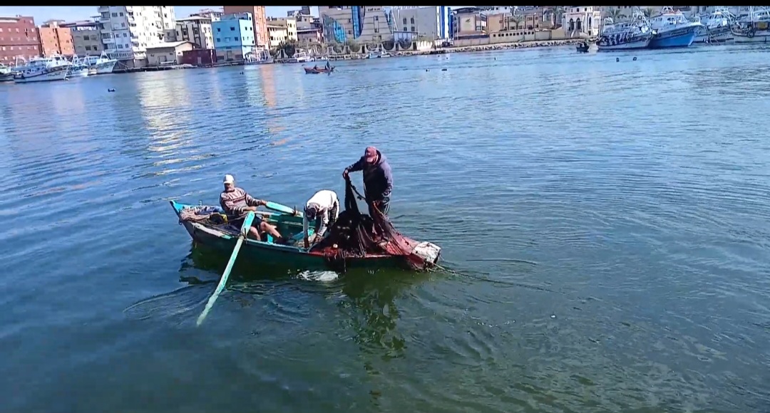  صيد الأسماك بالمجداف والشباك 