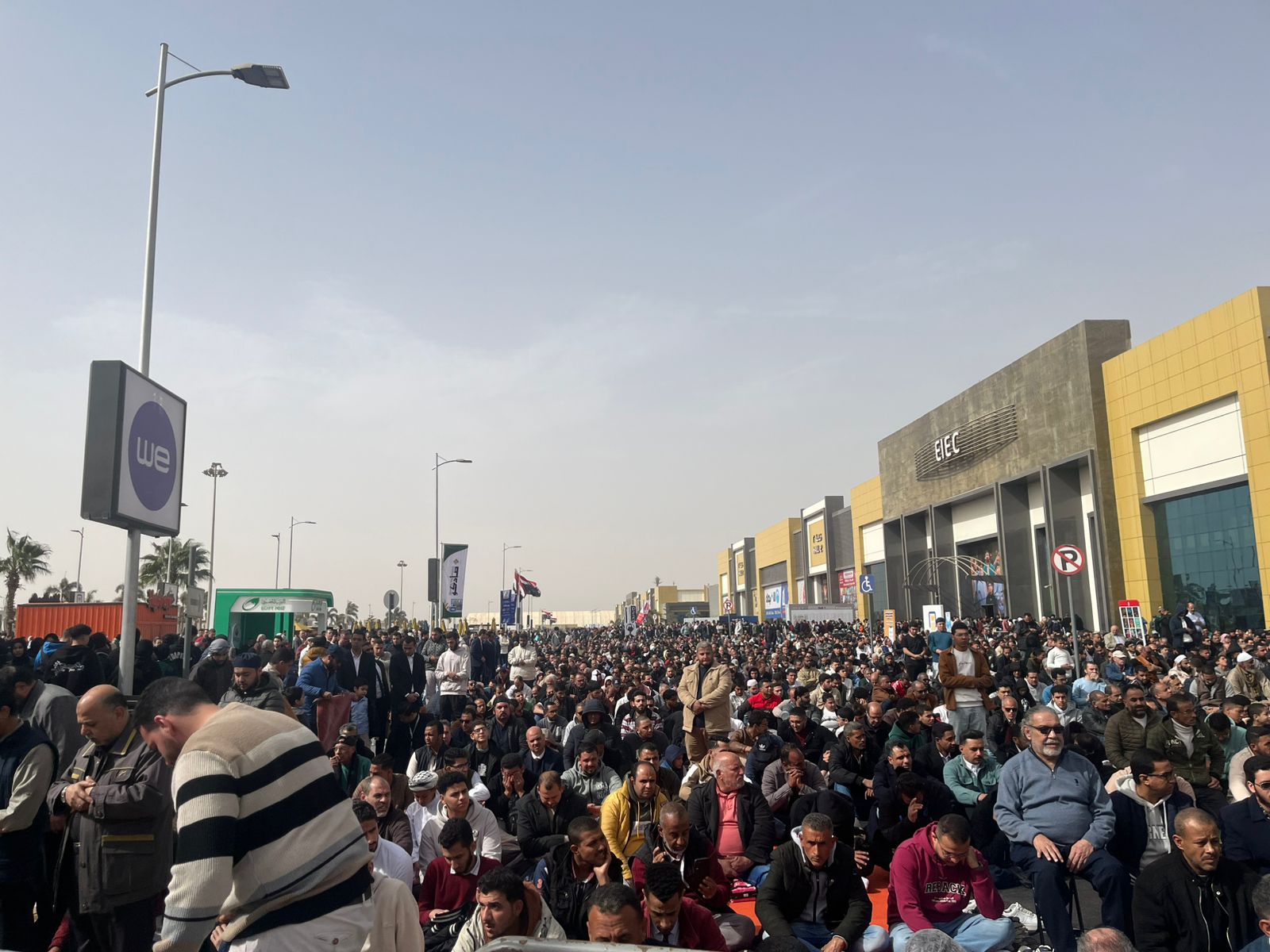 زوار معرض الكتاب يستعدون لأداء صلاة الجمعة