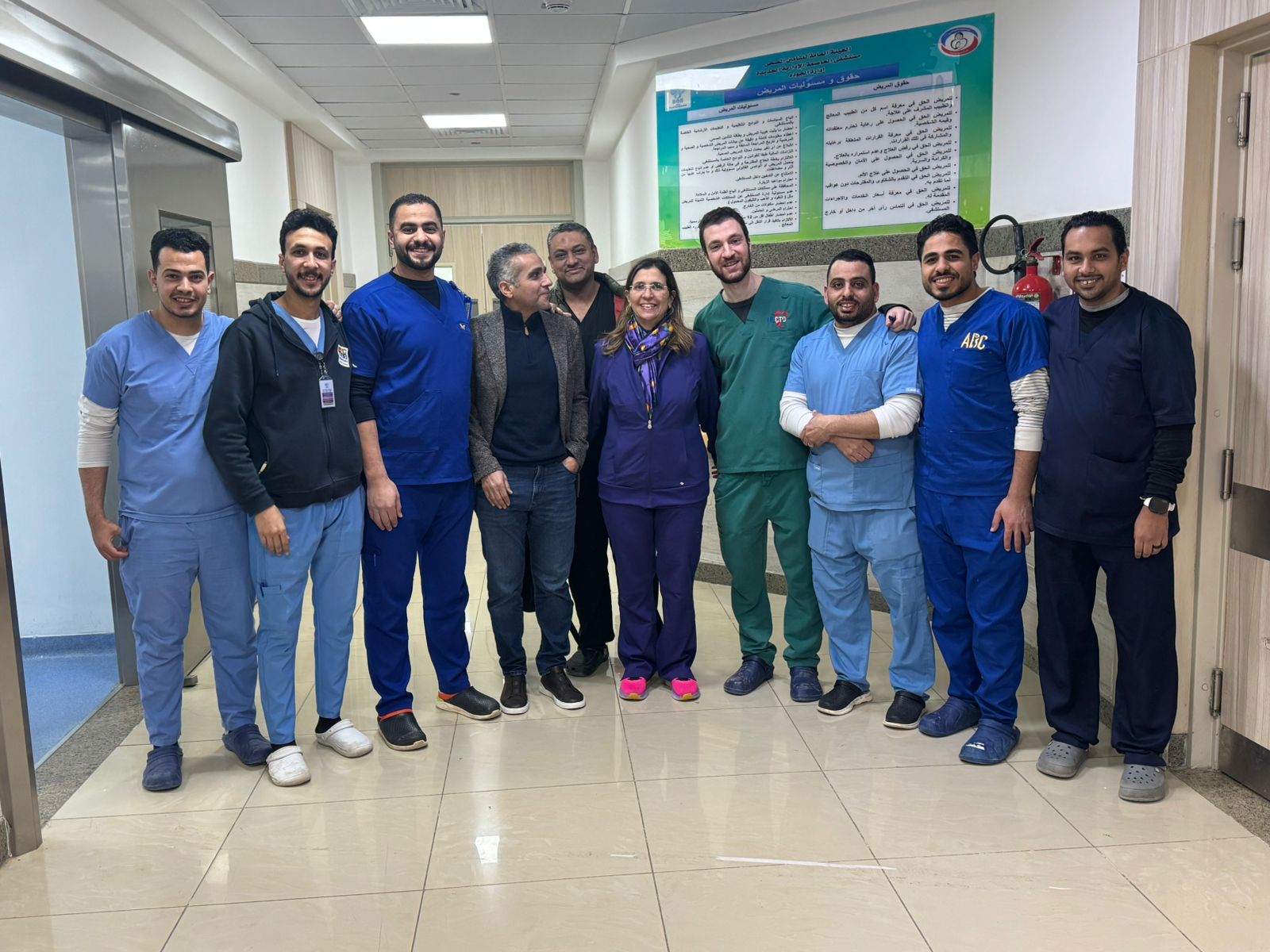 فريق طبي بمستشفى العاصمة الجديدة يشارك ببث حي لقسطرة قلبية عالية التعقيد (5)