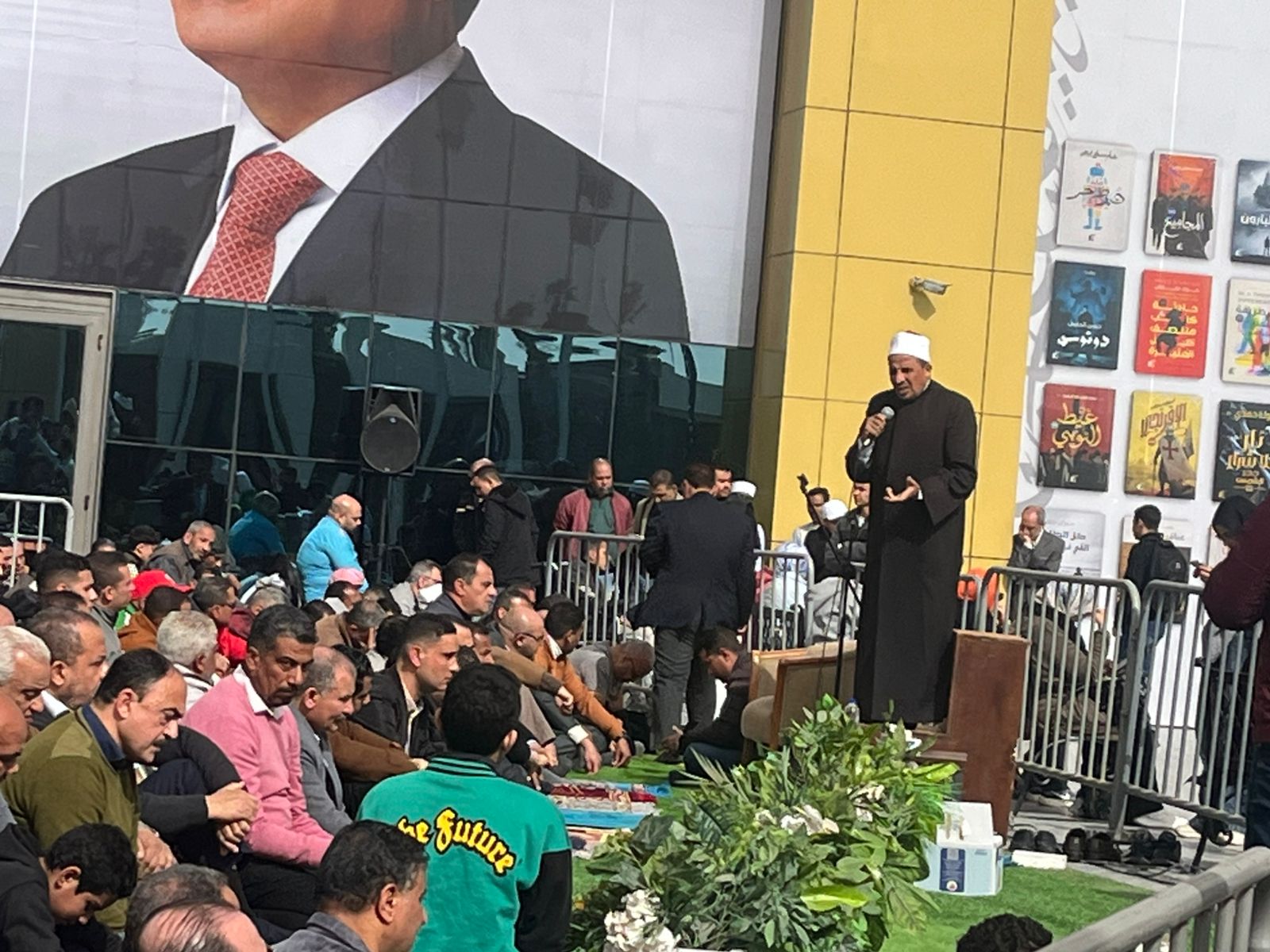 صلاة الجمعة من داخل معرض الكتاب