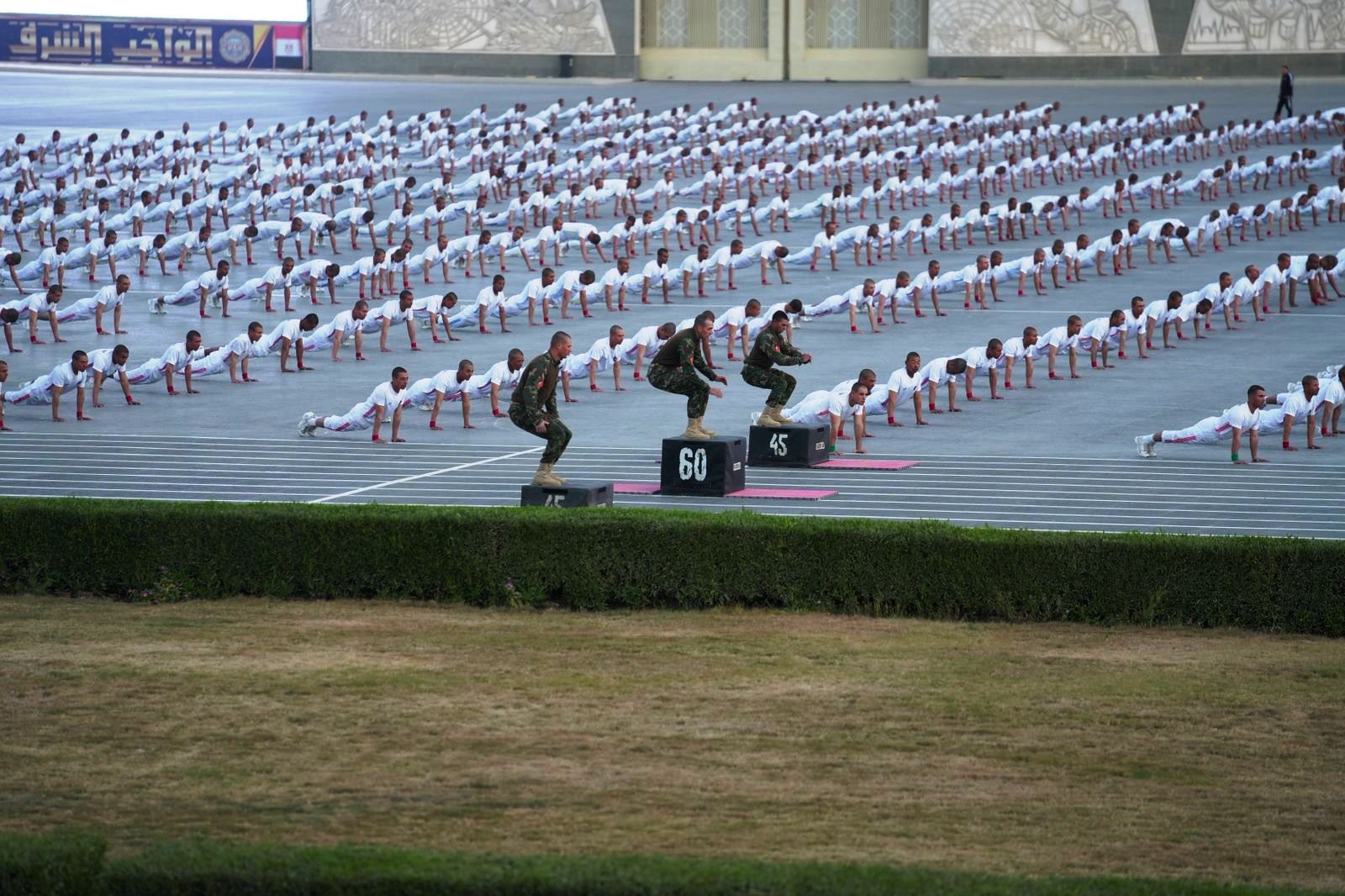 خلال زيارة الرئيس للأكاديمية العسكرية (2)