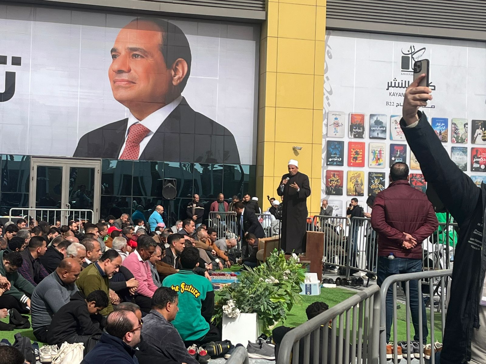 صلاة الجمعة الأخيرة بمعرض الكتاب