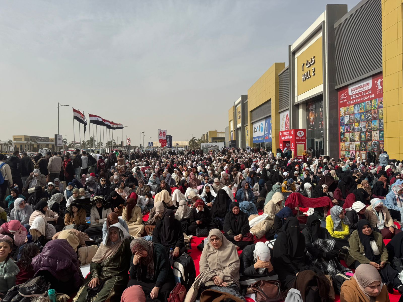 السيدات يؤدين صلاة الجمعة