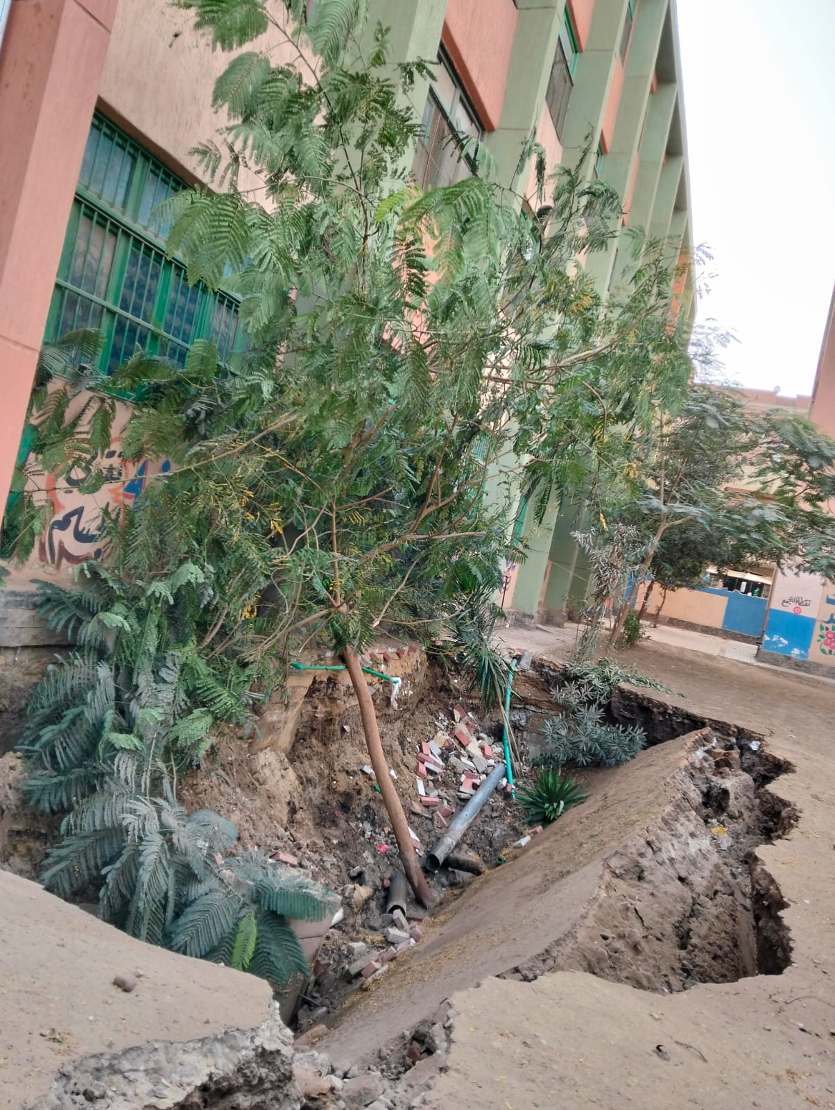 هبوط داخل فناء المدرسة هبوط داخل فناء المدرسة