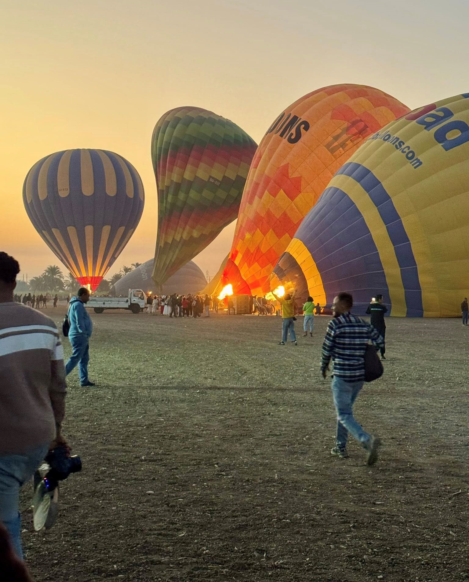 تجهيز رحلات البالون الطائر قبل التحليق للسماء