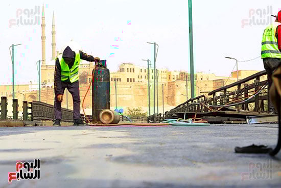 العمال أثناء تنفيذ إزالة كوبري السيدة عائشة العمال أثناء تنفيذ إزالة كوبري السيدة عائشة