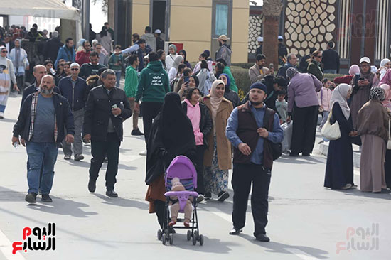 الأسر تتوافد على معرض الكتاب