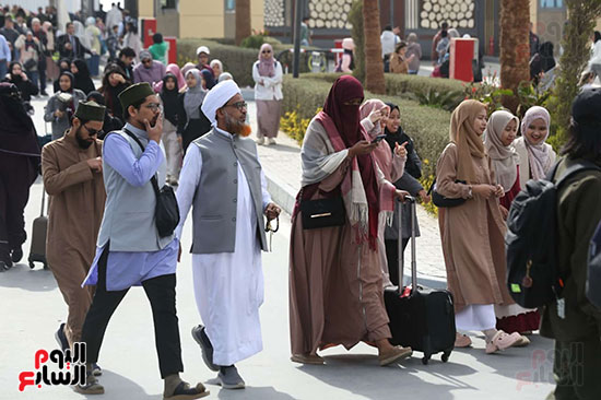 الجمهور يتوافد على معرض الكتاب في اليوم العاشر