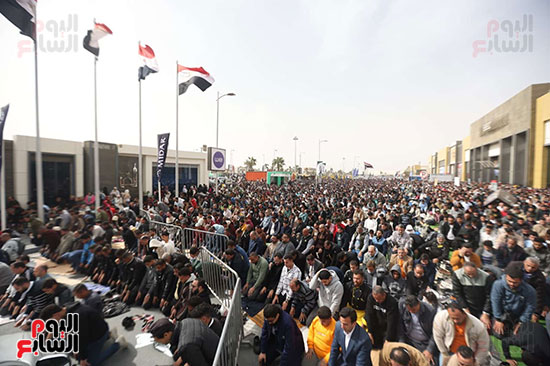 الآلاف يؤدون صلاة الجمعة