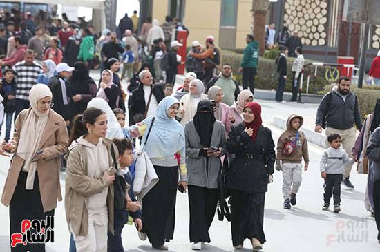 البهجة والسعادة تسيطر على وجوه زوار معرض الكتاب