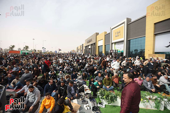 أداء فريضة الصلاة داخل معرض الكتاب