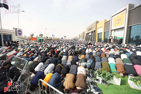 صلاة الجمعة من داخل معرض الكتاب