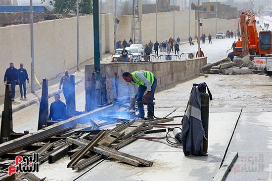 أعمال شاقة للعمال في موقع الكوبري أعمال شاقة للعمال في موقع الكوبري