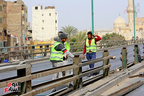 العمال يواصلون إزالة كوبري السيدة عائشة العمال يواصلون إزالة كوبري السيدة عائشة