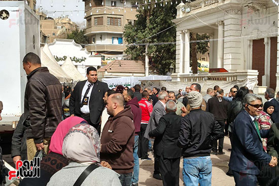 الناخبين أثناء تعليق الانتخابات لأداء صلاة الجمعة الناخبين أثناء تعليق الانتخابات لأداء صلاة الجمعة