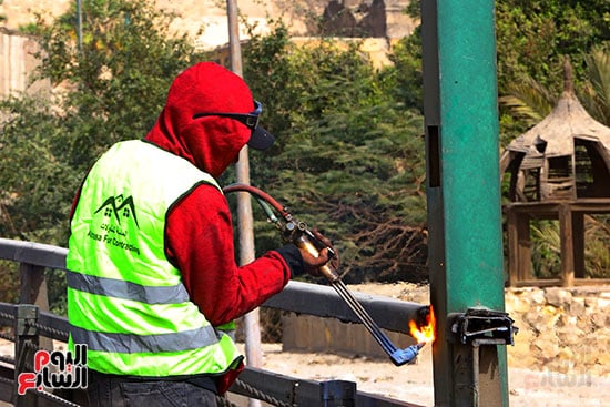 العمال ينجزون مراحل ازالة الكوبري العمال ينجزون مراحل ازالة الكوبري