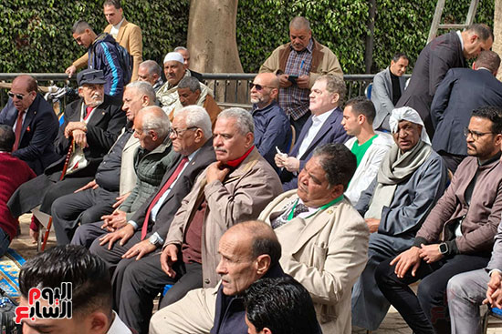 أعضاء اللجنة العمومية لحزب الوفد أثناء تعليق الانتخابات للصلاة الجمعة أعضاء اللجنة العمومية لحزب الوفد أثناء تعليق الانتخابات للصلاة الجمعة