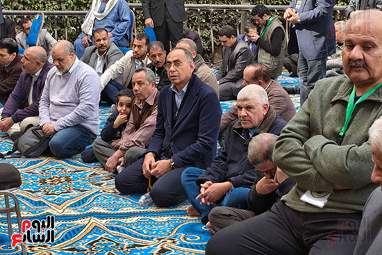 الناخبين أثناء الصلاة (1)