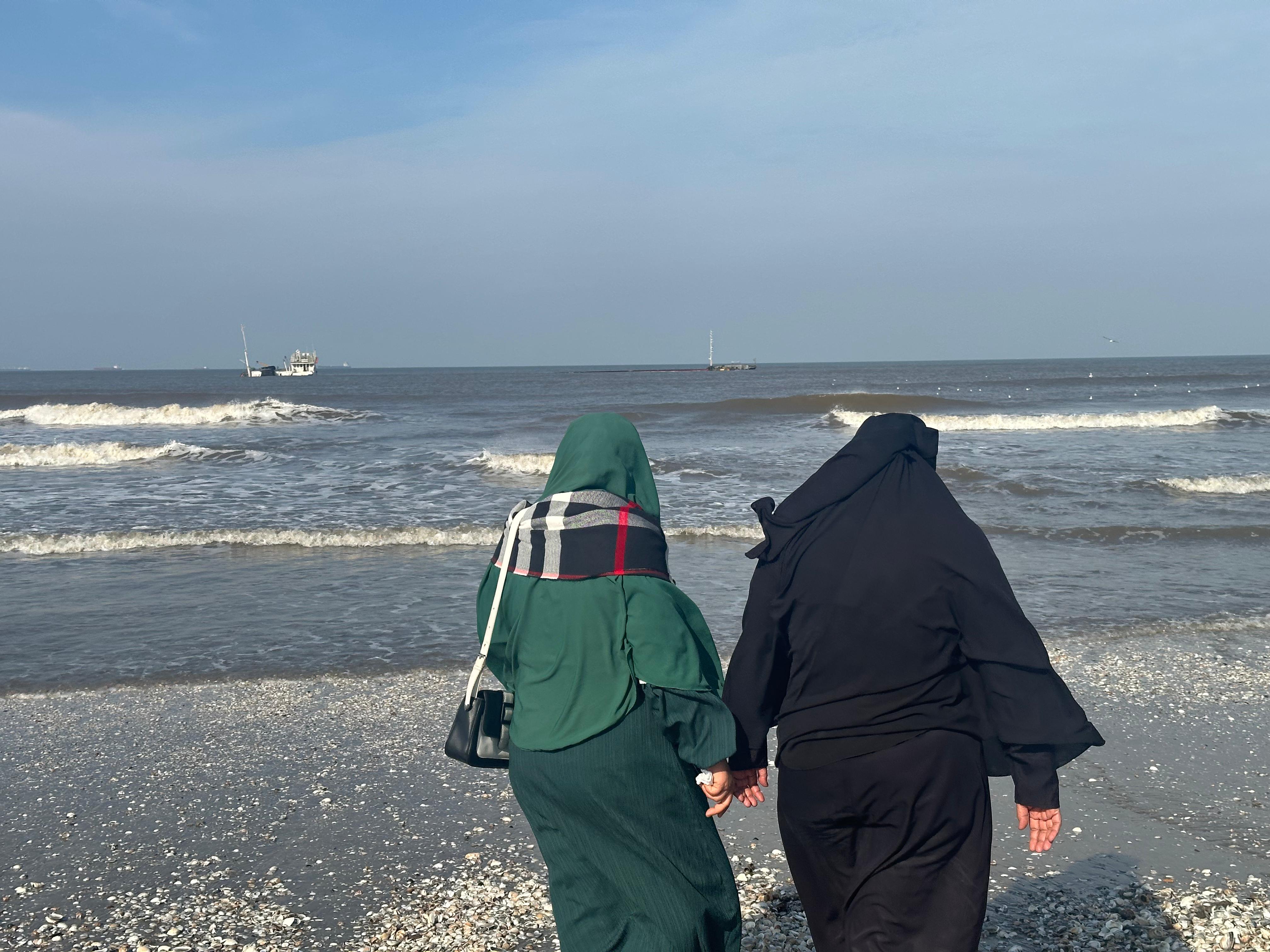 المواطنون يشاهدون السفينة