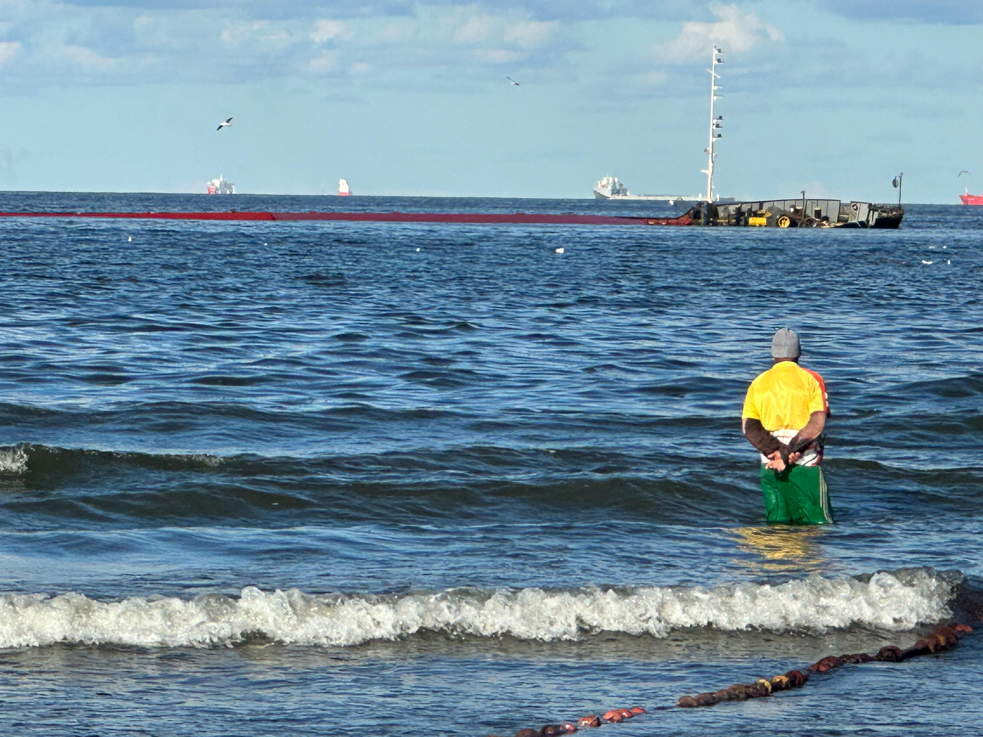 صياد يقف امام السفينة