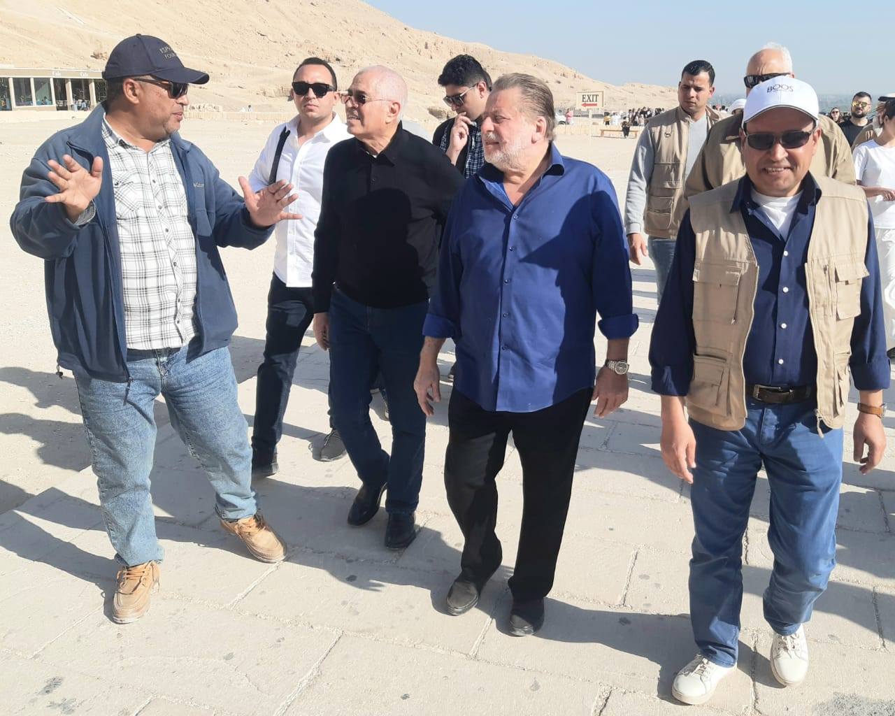 محافظ الأقصر ومحافظ البنك المركزى فى زيارة للبر الغربى