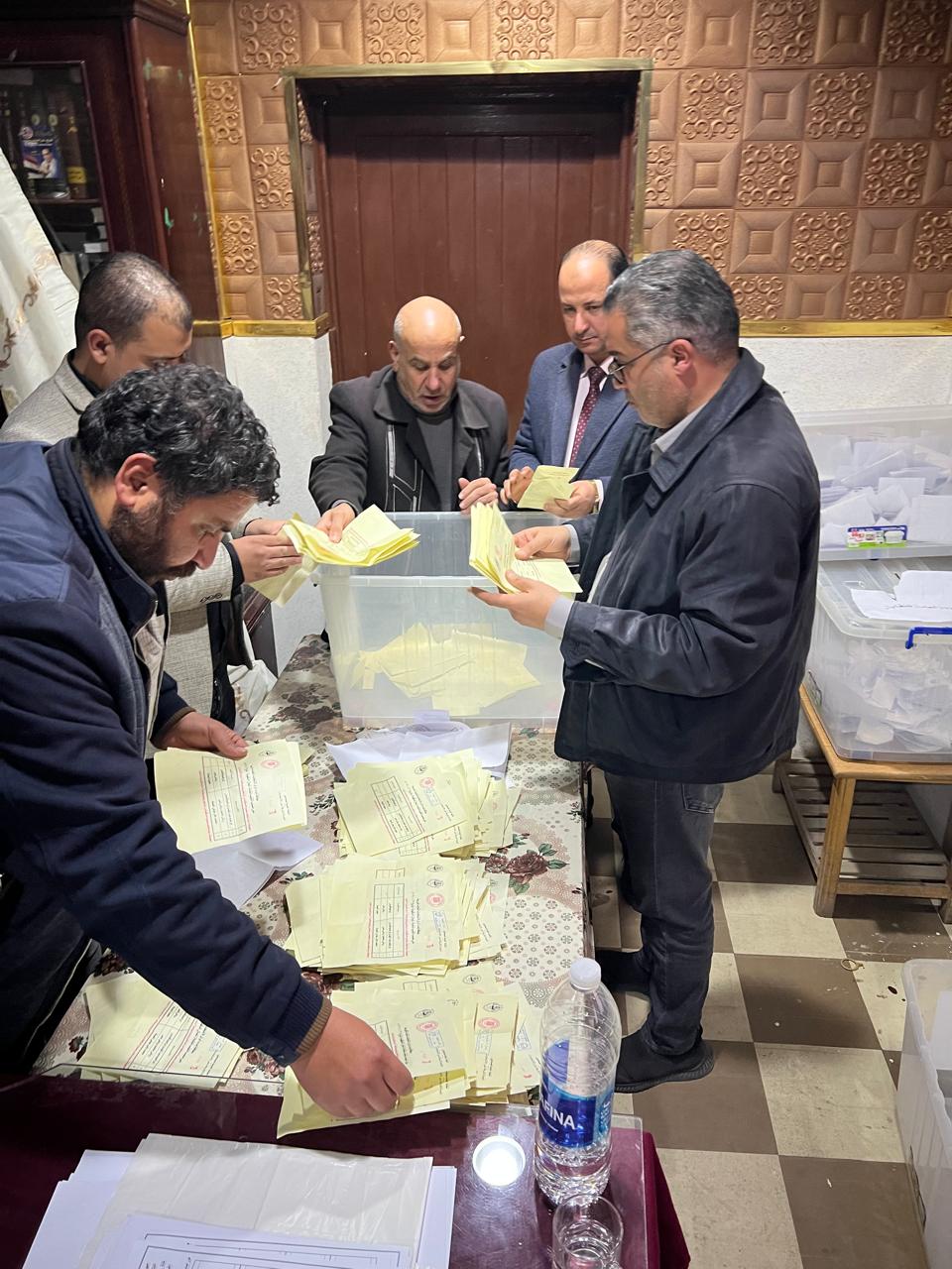 تفريغ الصناديق لبدء الفرز تفريغ الصناديق لبدء الفرز