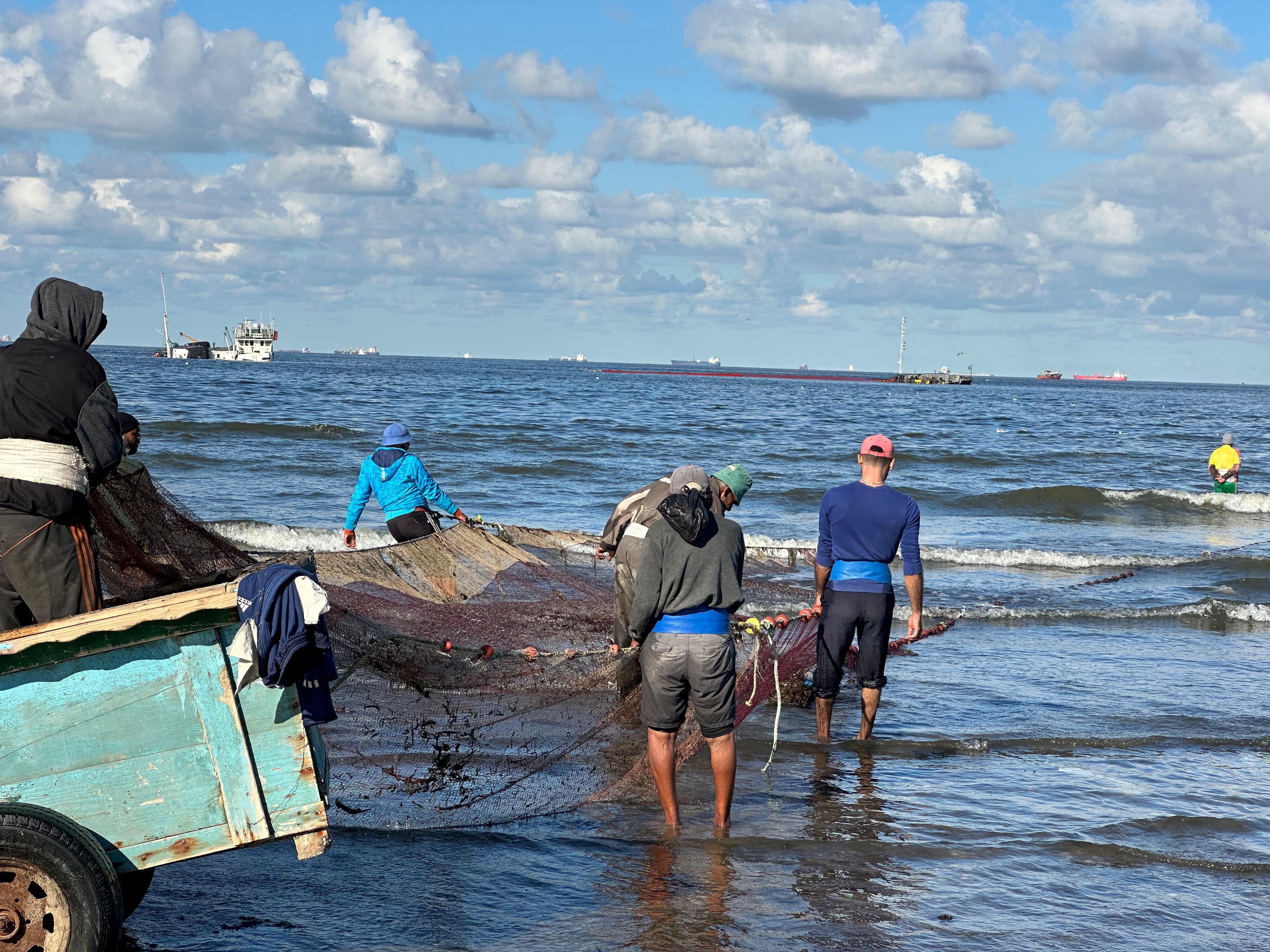 الصيادون امام السفينة