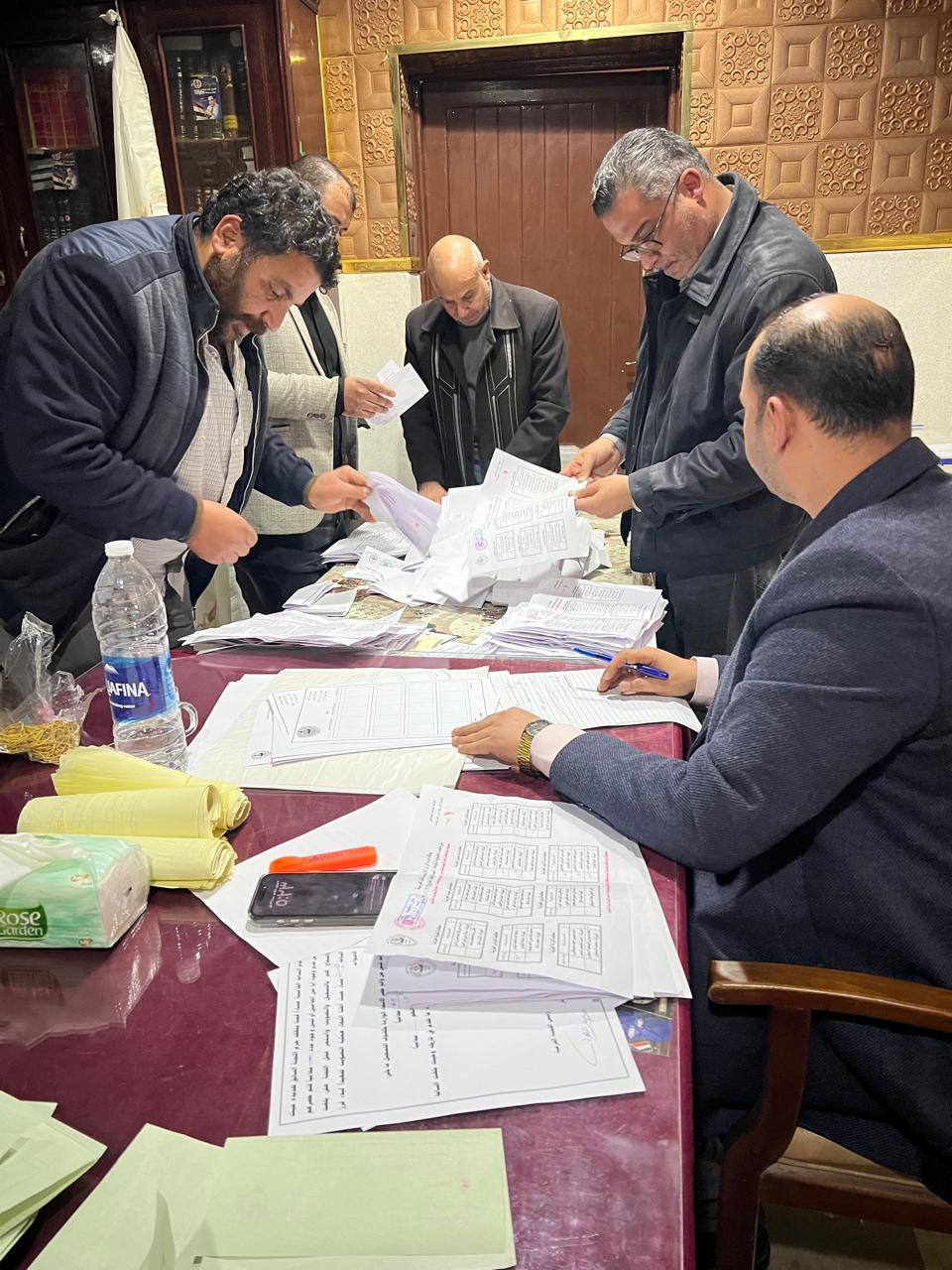 جانب من فرز الأصوات جانب من فرز الأصوات