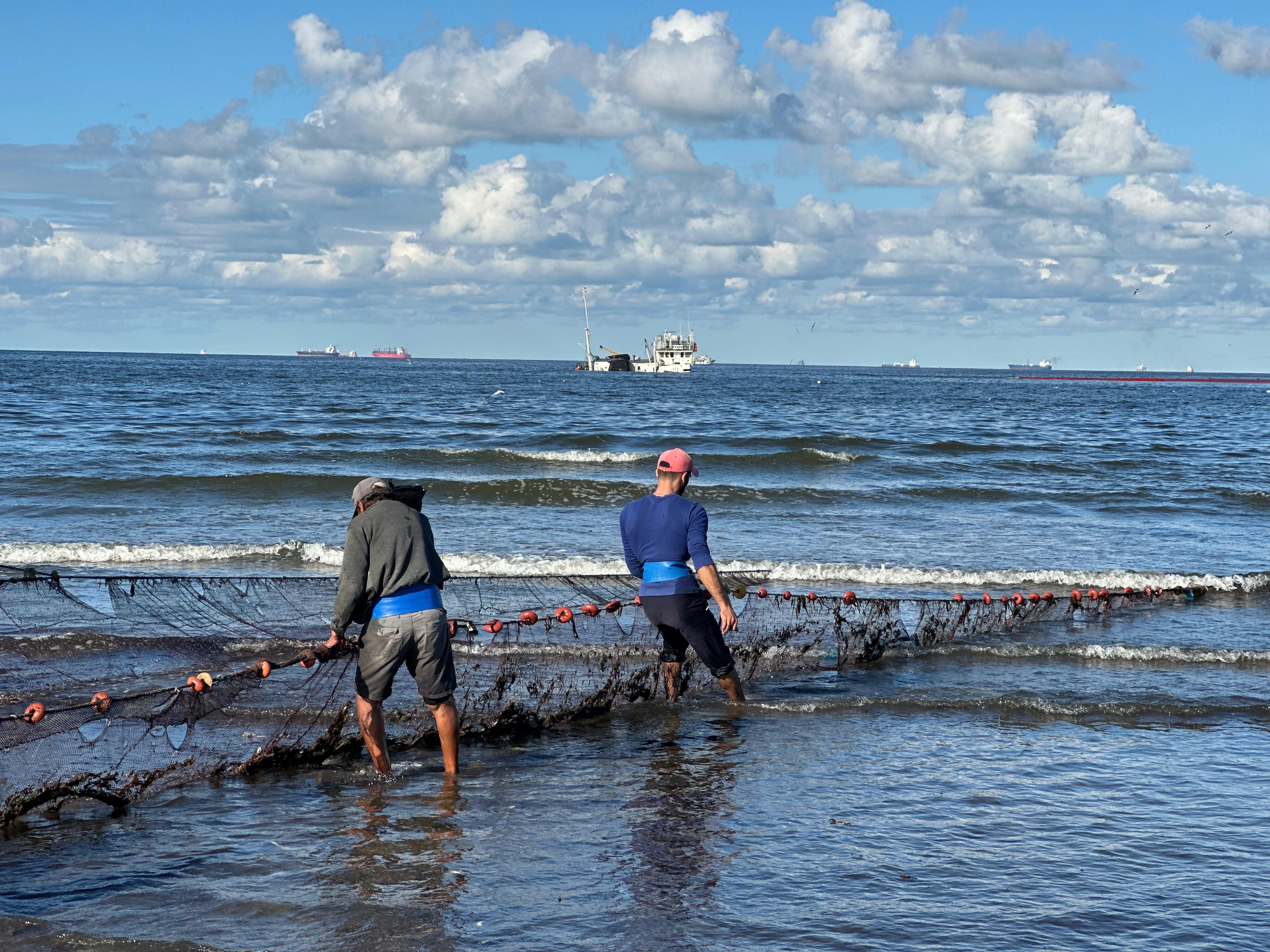 الصيادون علي مقربة من السفينة