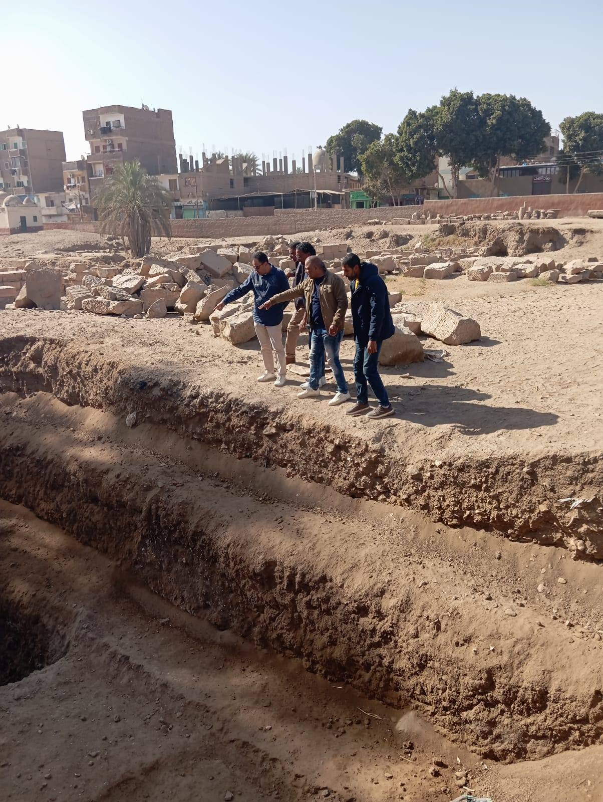 عمل البعثة الأثرية الفرنسية في رفع المخلفات داخل معبد أرمنت