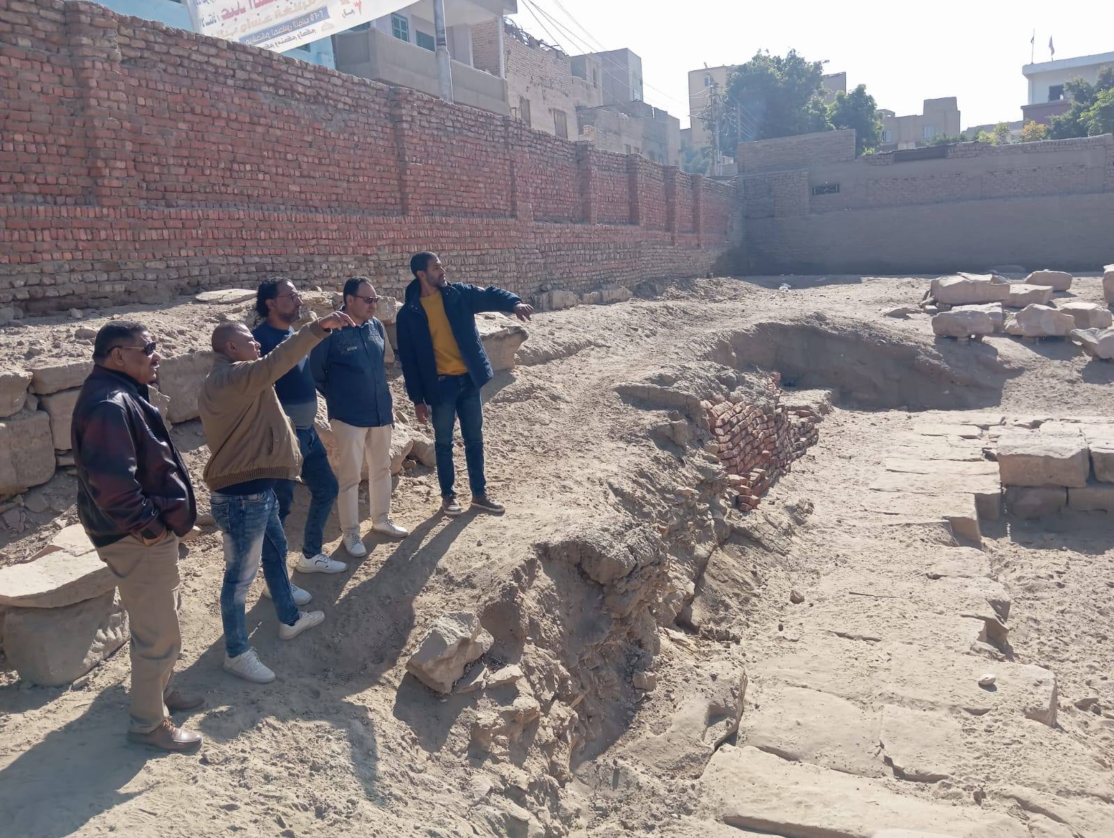 متابعة عمل البعثة الأثرية الفرنسية في رفع المخلفات داخل معبد أرمنت