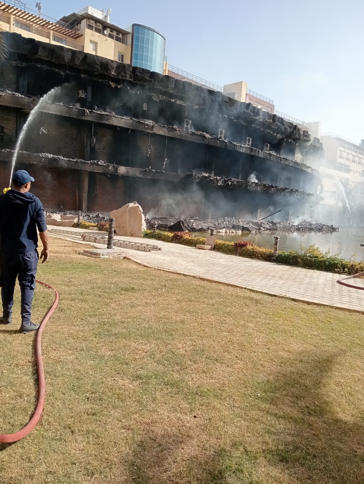 الحماية المدنية تقوم باعمال التبريد بموع الحريق الحماية المدنية تقوم باعمال التبريد بموع الحريق