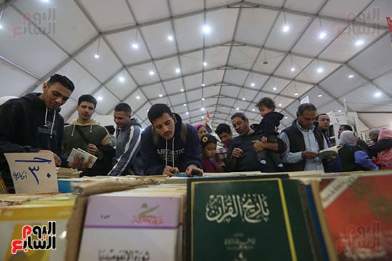 البحث عن كتب في سور الأزبكية