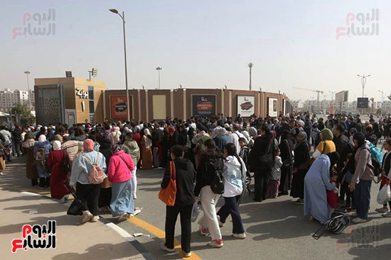 زحام شديد على بوابات معرض القاهرة الدولى للكتاب (12)