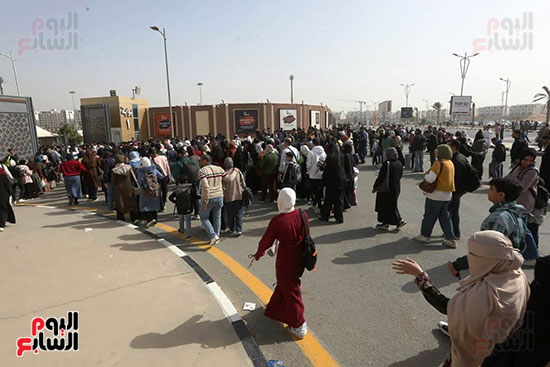 زحام شديد على بوابات معرض القاهرة الدولى للكتاب (4)