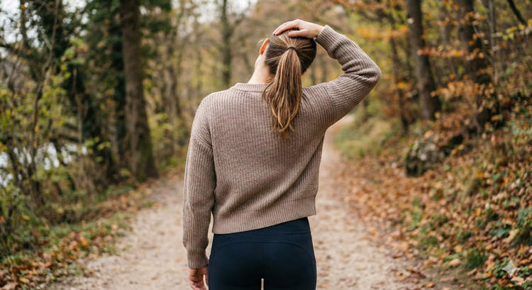 امرأة تُصاب بجلطة دماغية بعد أن قامت بفرقعة رقبتها لتخفيف التوتر امرأة تُصاب بجلطة دماغية بعد أن قامت بفرقعة رقبتها لتخفيف التوتر