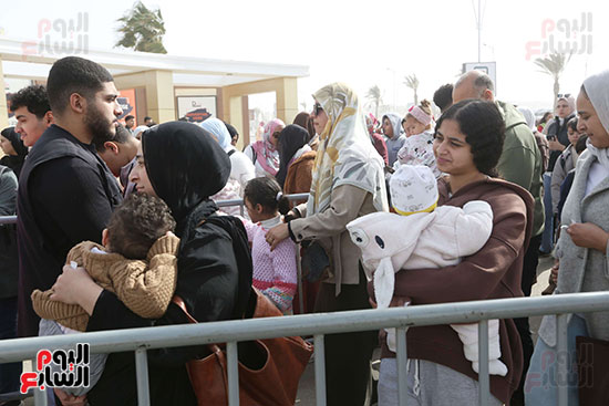زحام شديد على بوابات معرض القاهرة الدولى للكتاب (14)