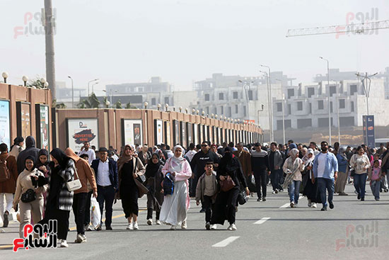 زحام شديد على بوابات معرض القاهرة الدولى للكتاب (3)