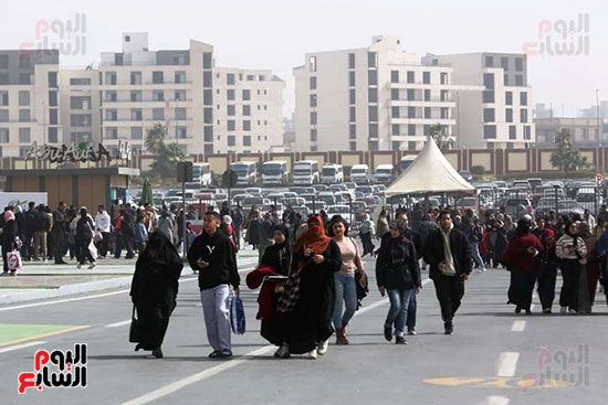 زحام شديد على بوابات معرض القاهرة الدولى للكتاب (13)