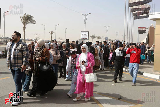 زحام شديد على بوابات معرض القاهرة الدولى للكتاب (18)