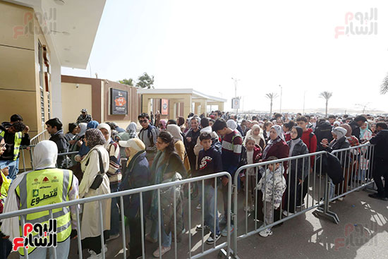 زحام شديد على بوابات معرض القاهرة الدولى للكتاب (1)