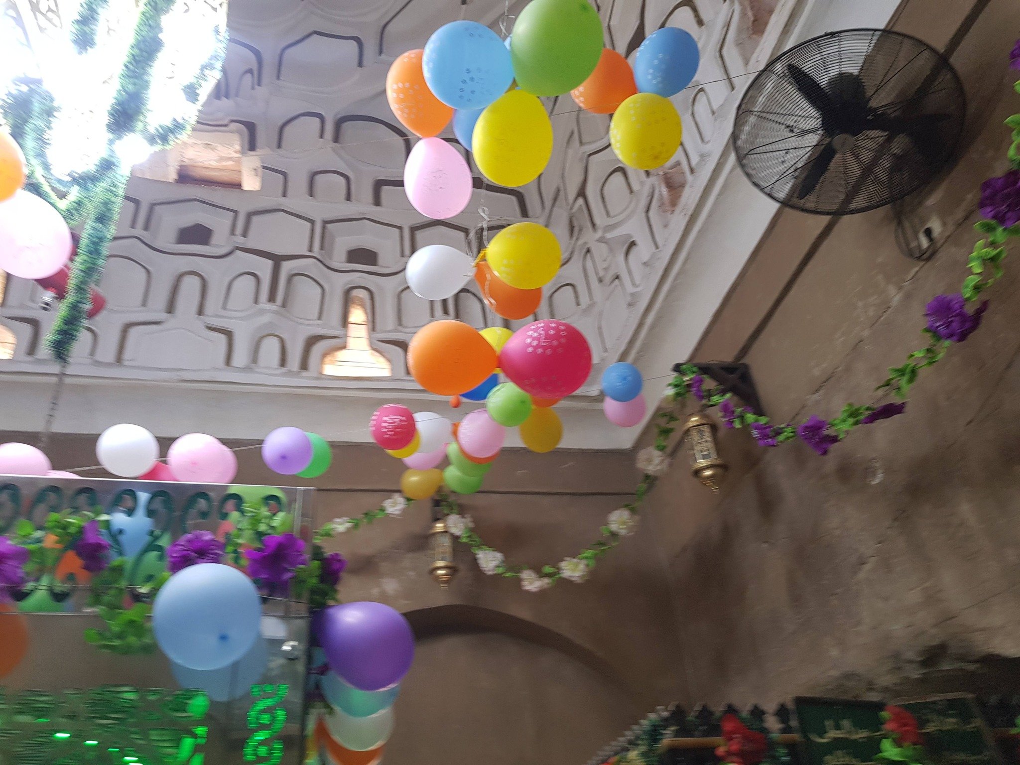 بلالين وزينة وبهجة داخل مقام سيدى أبوالحجاج الأقصرى