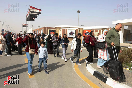 زحام شديد على بوابات معرض القاهرة الدولى للكتاب (5)