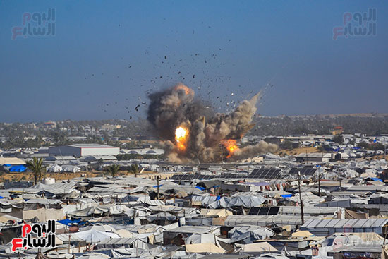 تصاعد النار من شدة القصف تصاعد النار من شدة القصف