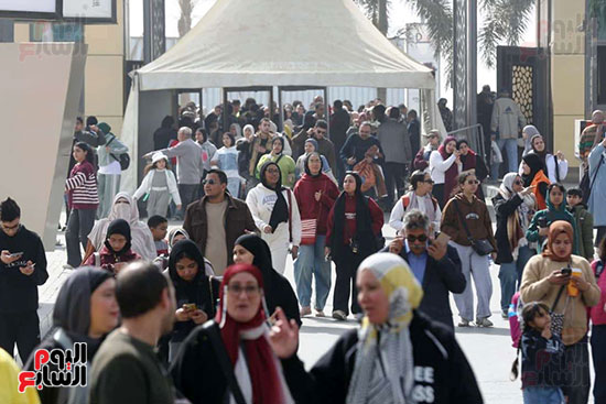 زحام شديد على بوابات معرض القاهرة الدولى للكتاب (6)