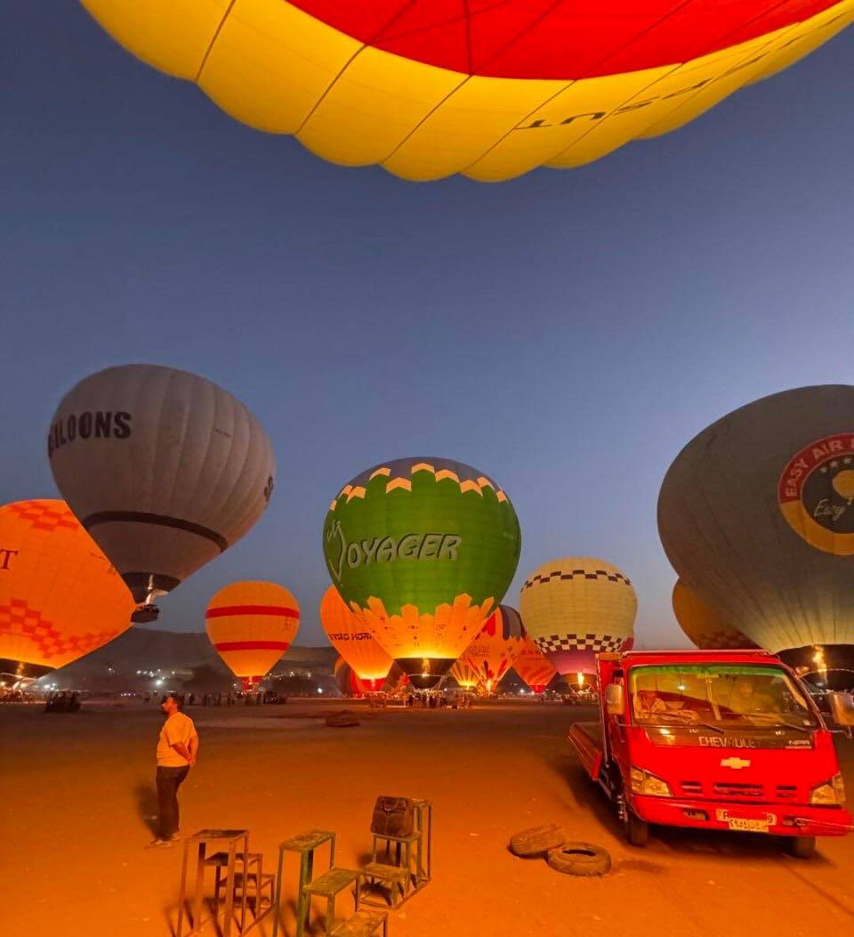 لحظات تجهيز رحلات البالون الطائر للتحليق بالسماء لحظات تجهيز رحلات البالون الطائر للتحليق بالسماء